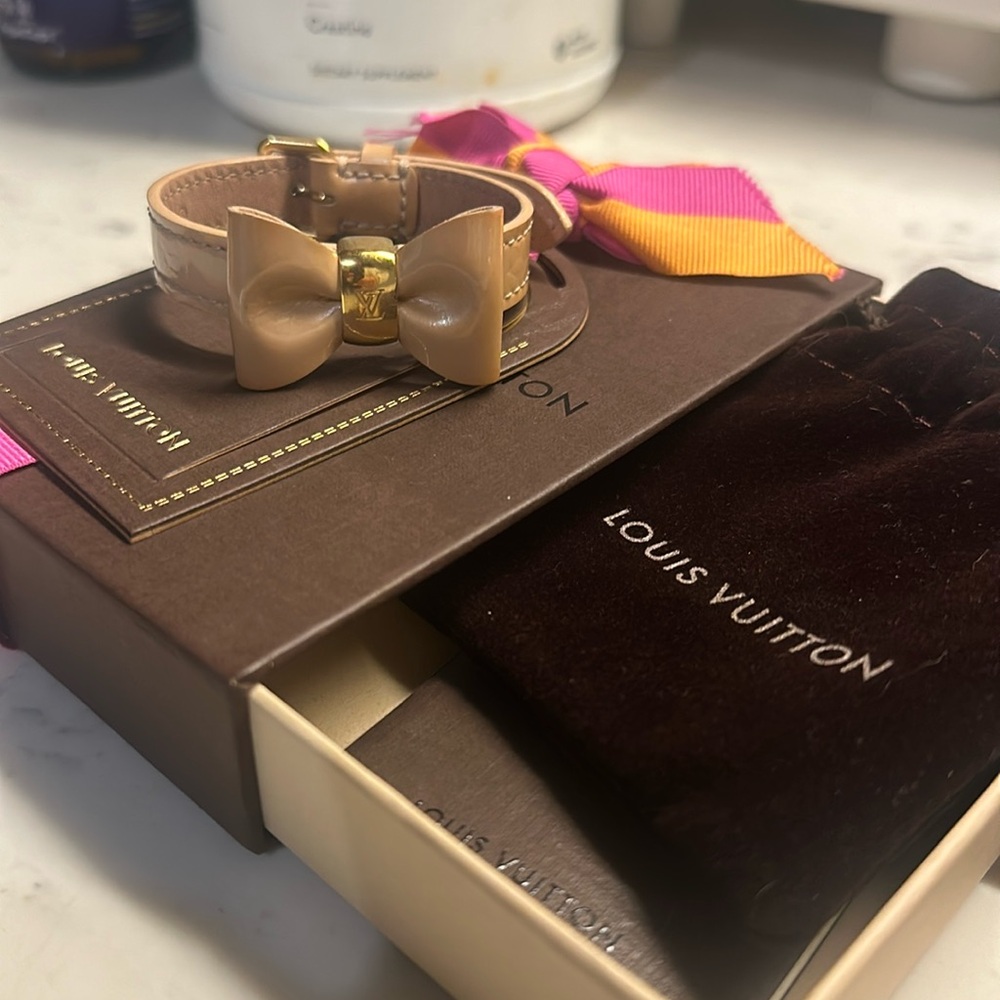Louis Vuitton Favorite Monogram Vernis Ribbon Motif Pink beige Leather Bracelet